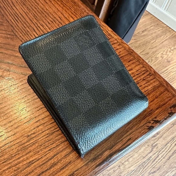 louis vuitton mens wallet id window